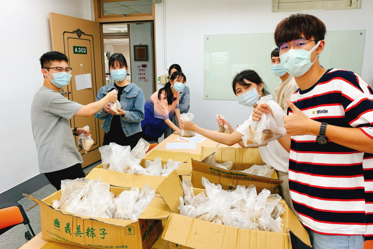 國際與兩岸事務志工發放粽子