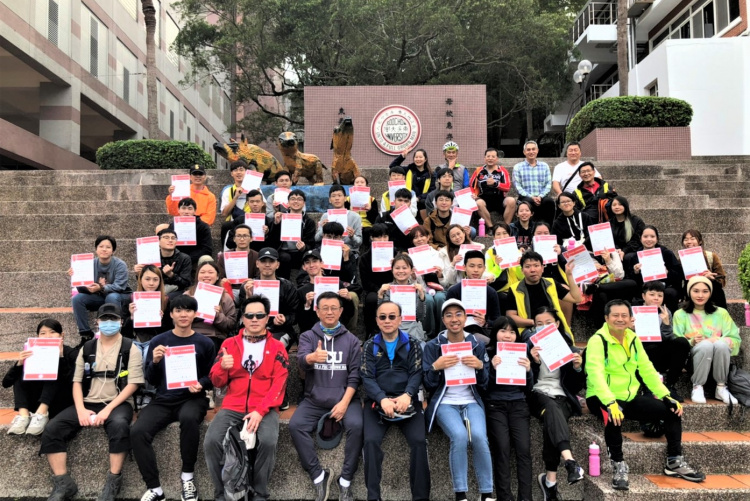 同學與師長們完騎合影