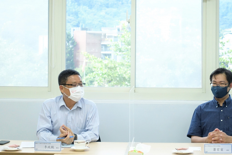 圖二:海基會文教處李政毅處長(左)與蕭宏宜國際長(右)交流座談