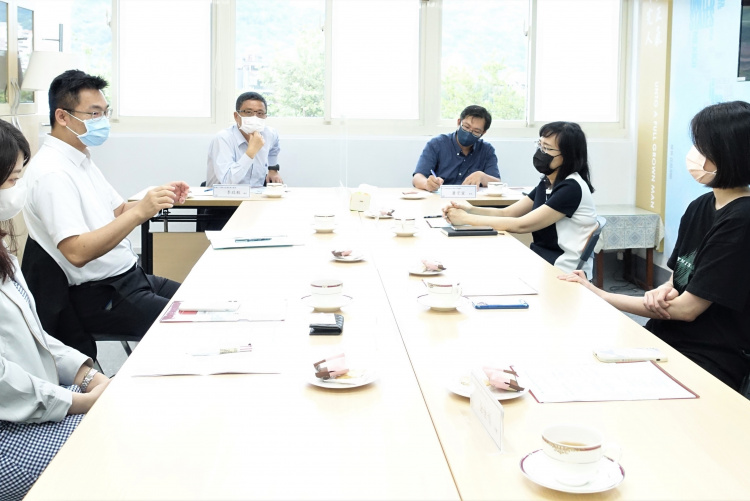 圖三:本校陸生學生代表中文系包伊湄(右2)、德文系徐佳婧(右1)一起進行交流座談